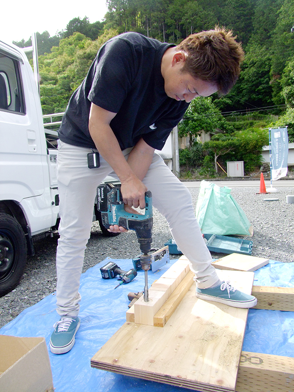 丁寧に慎重に穴を開けます