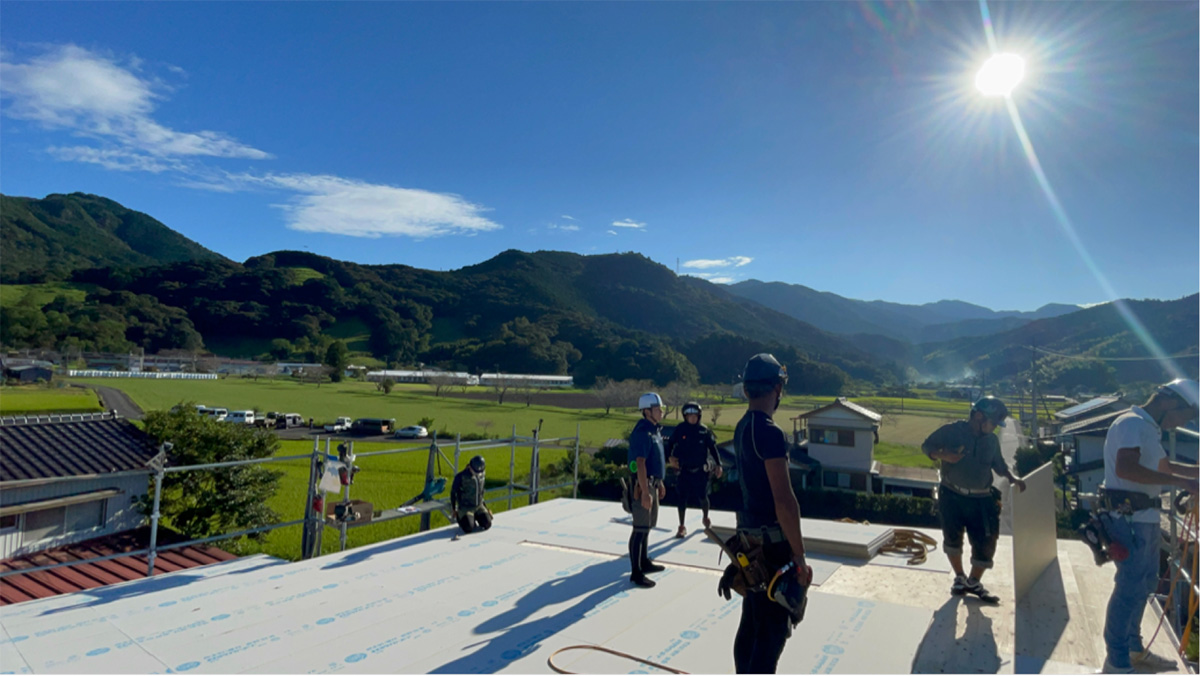 新築工事中のお家から見える山々の癒される風景写真