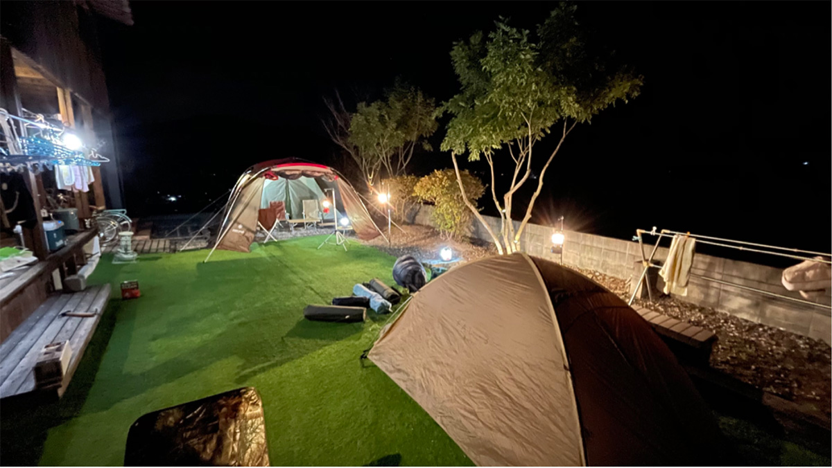 お家の庭でテントを張り、おうちキャンプをする様子